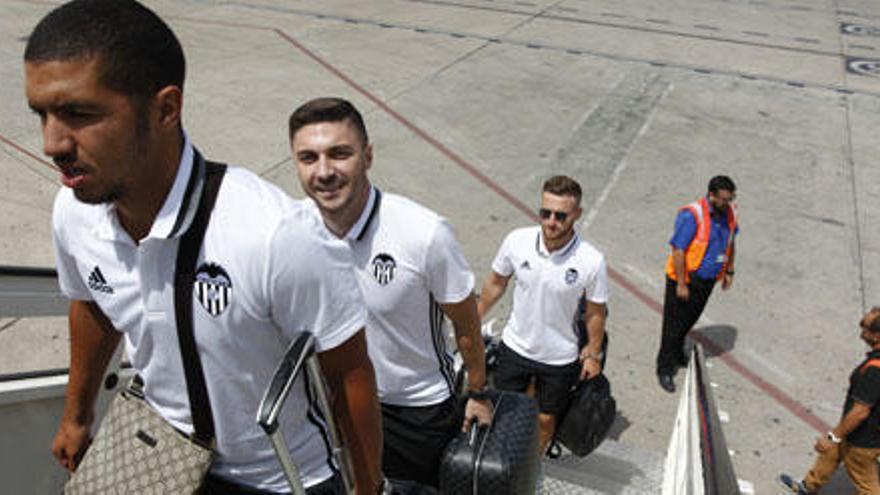 Bakkali, Siqueira y Mustafi suben al avión, ayer, en dirección a Marlow (Inglaterra).