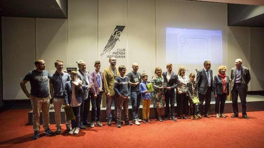 Directivos y miembros de ANHIPA, con los profesores premiados.