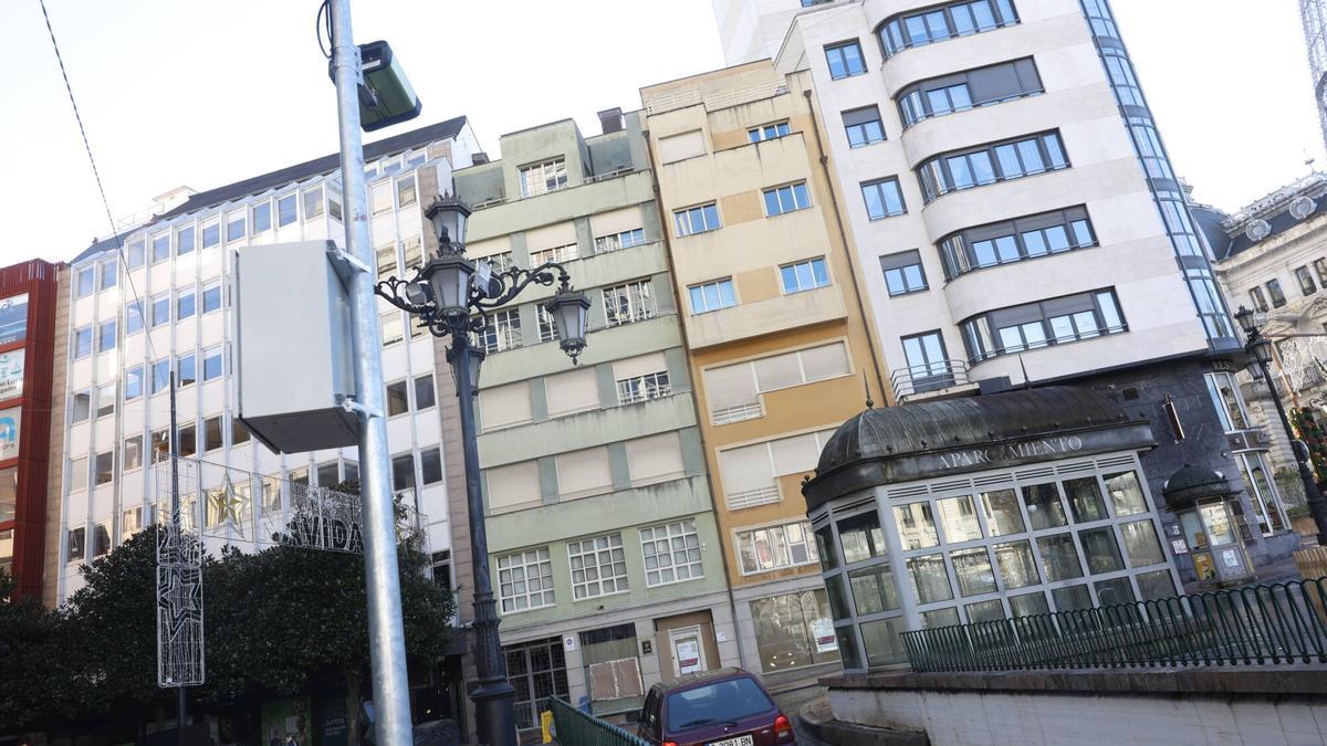 Una de las nuevas cámaras del parking de La Escandalera.