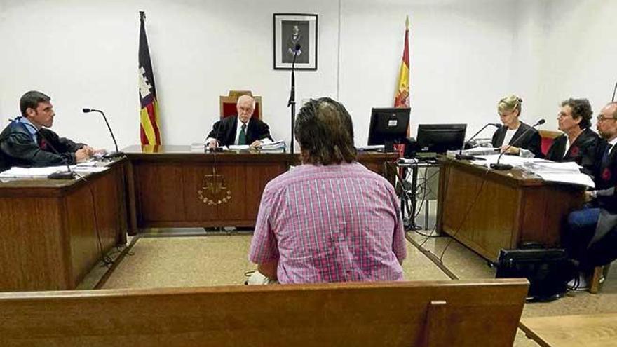 El acusado, español de 62 años, dueño de una gran finca en Santa Eugènia, durante el juicio en Palma.