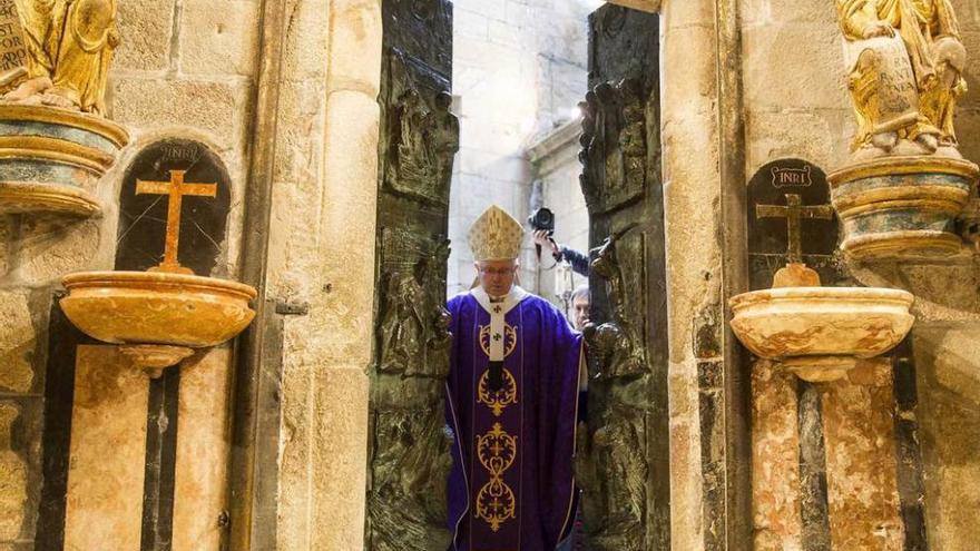 El arzobispo de Santiago, Julián Barrio, abre la puerta de la Misericordia.