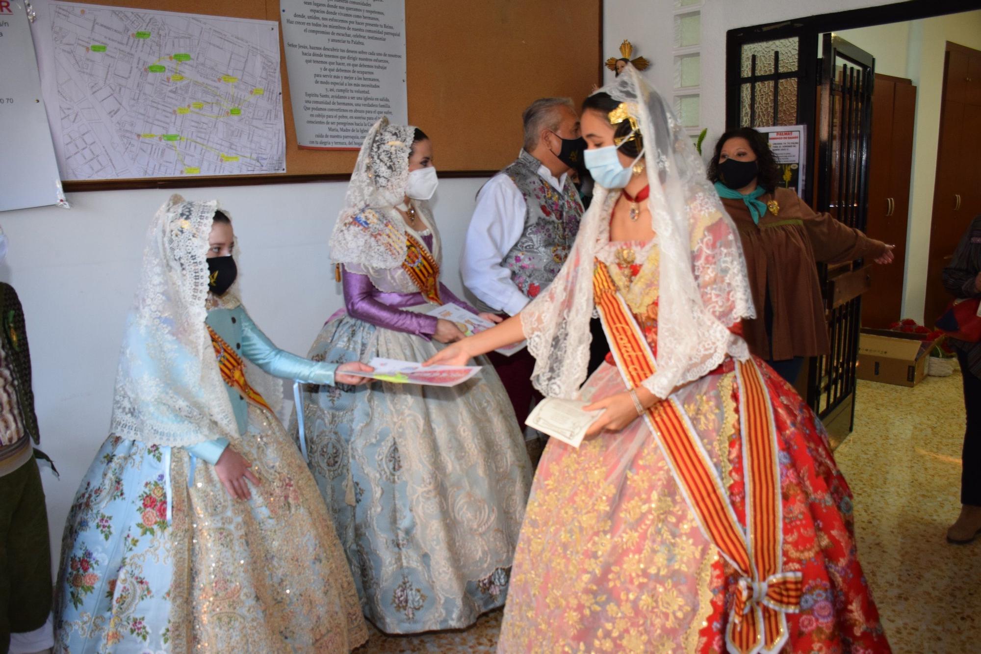 Una Falla casi al completo hace la Ofrenda por turnos