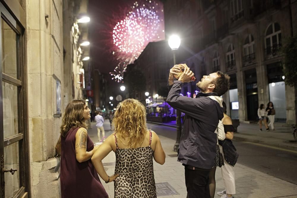 Espectáculo pirotécnico en las fiestas de Begoña, en Gijón.