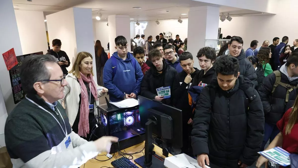 Mieres considera "estratégico" impulsar la FP tras la feria de centros de formación en la que participaron 600 estudiantes