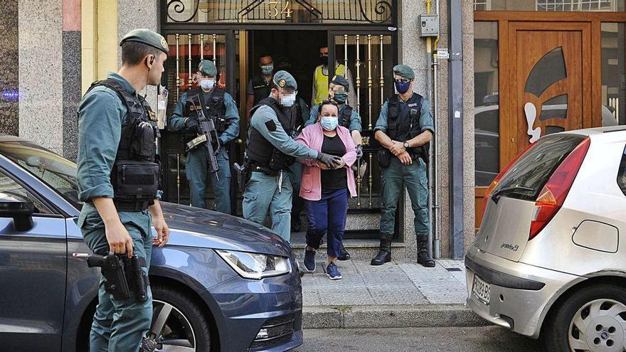 Traslado de la mujer detenida el martes en un piso de la calle B de Lalín.
