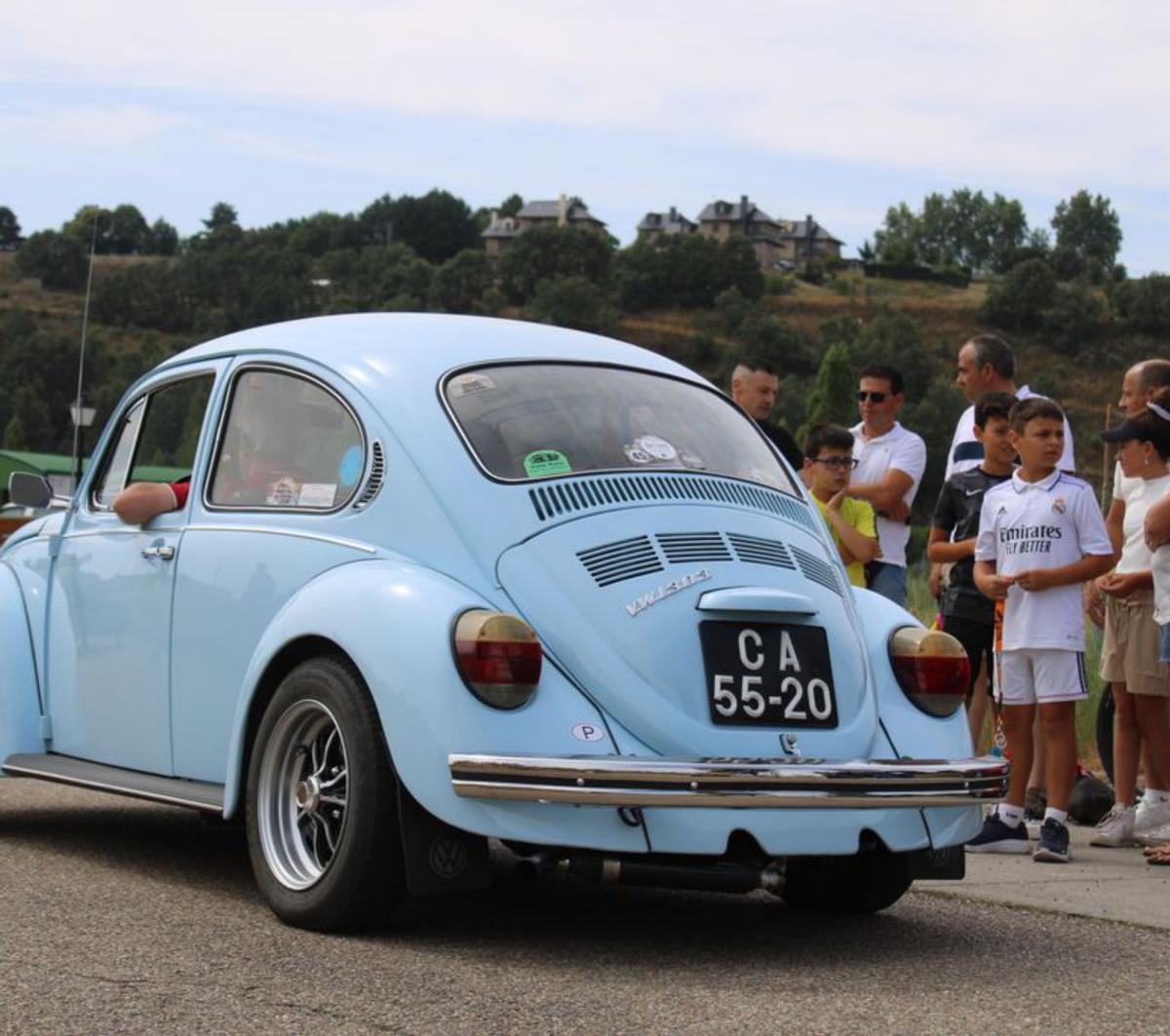Los coches clásicos pasean por las calles de Puebla de Sanabria