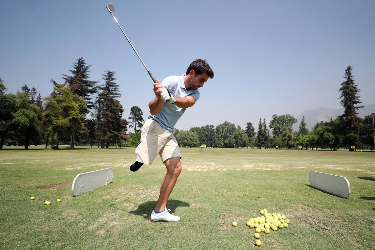 CH04. SANTIAGO (CHILE), 09/12/2017.- Fotografía del 29 de noviembre de 2017 del golfista español Juan Postigo en Santiago de Chile (Chile). Para el español Juan Postigo hay pocas barreras imposibles de superar. Con 21 años y tras proclamarse campeón de Europa de golf adaptado, en los próximos meses dará el salto al circuito profesional, con lo que se convertirá en el primer golfista de elite que juega amputado sin prótesis. Ya estoy jugando con profesionales, viendo cómo es este mundo y dónde puedo llegar a estar. Aún me mido con ellos como amateur y me gustaría debutar como profesional en febrero, explica en una entrevista con Efe en Santiago, donde recientemente disputó el Abierto de Chile. EFE/Mario Ruiz