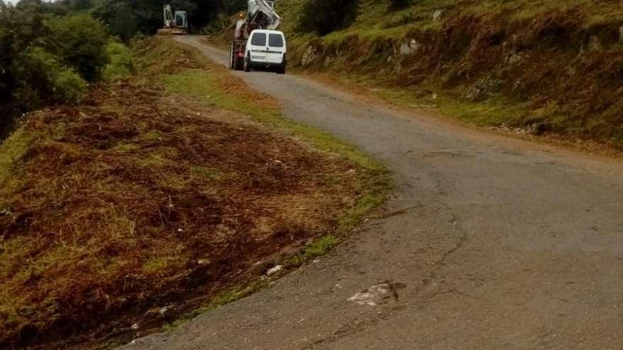 Máquinas trabajando, ayer, en la carretera de acceso a Les Praeres.