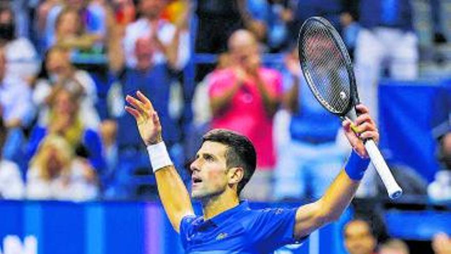 Djokovic celebra el triunfo en Nueva York ante Zverev. |  // JOHN G. MABANGLO