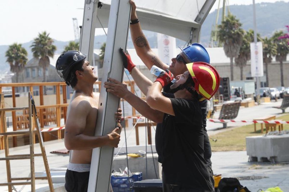 Operarios desmontan las instalaciones del SeaFest. | // RICARDO GROBAS