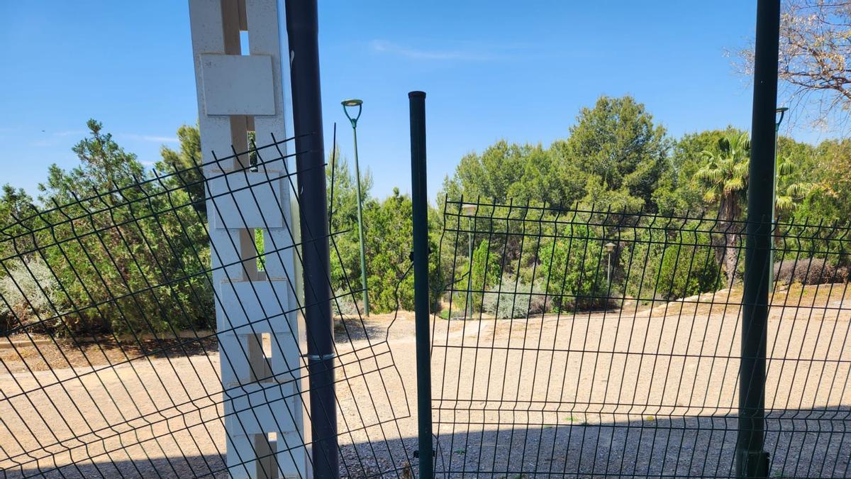 Las condiciones de la pista deportiva de esta urbanización de Bétera.