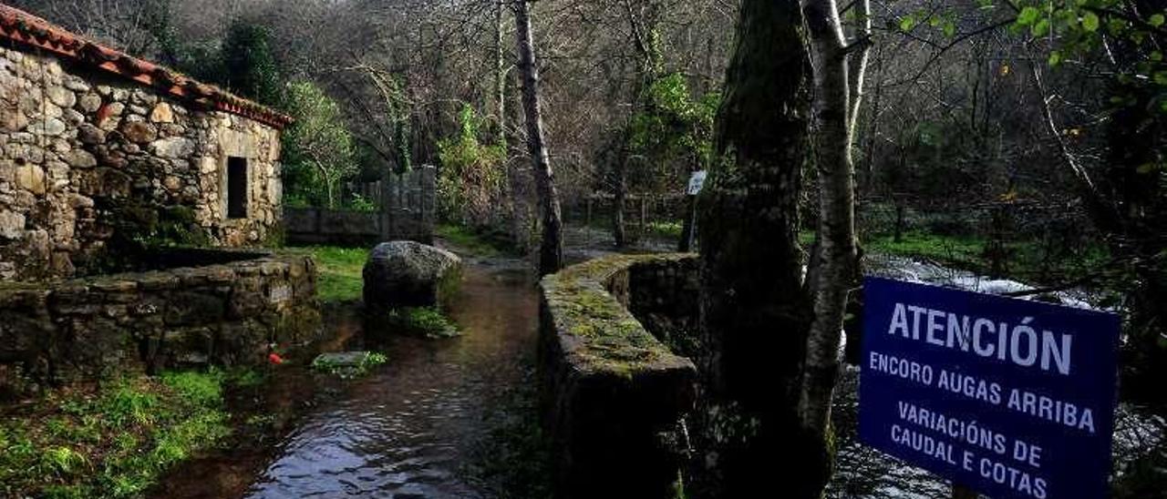 El paseo fluvial, parcialmente anegado // Iñaki Abella