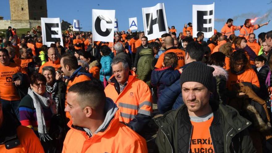 Trabajadores coruñeses de Alcoa en una protesta contra el cierre junto a la Torre de Hércules.