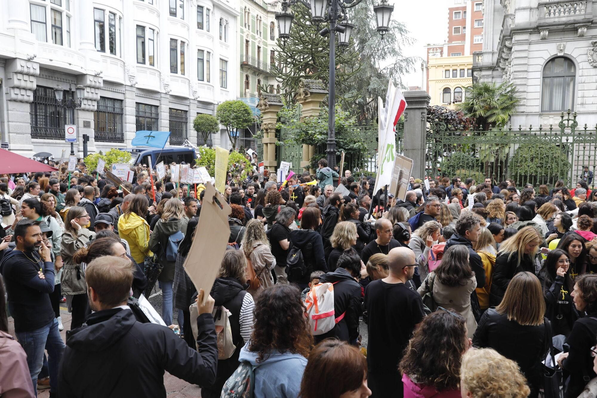 EN IMÁGENES: Nueva manifestación masiva de los docentes, que acabó en la Junta General 