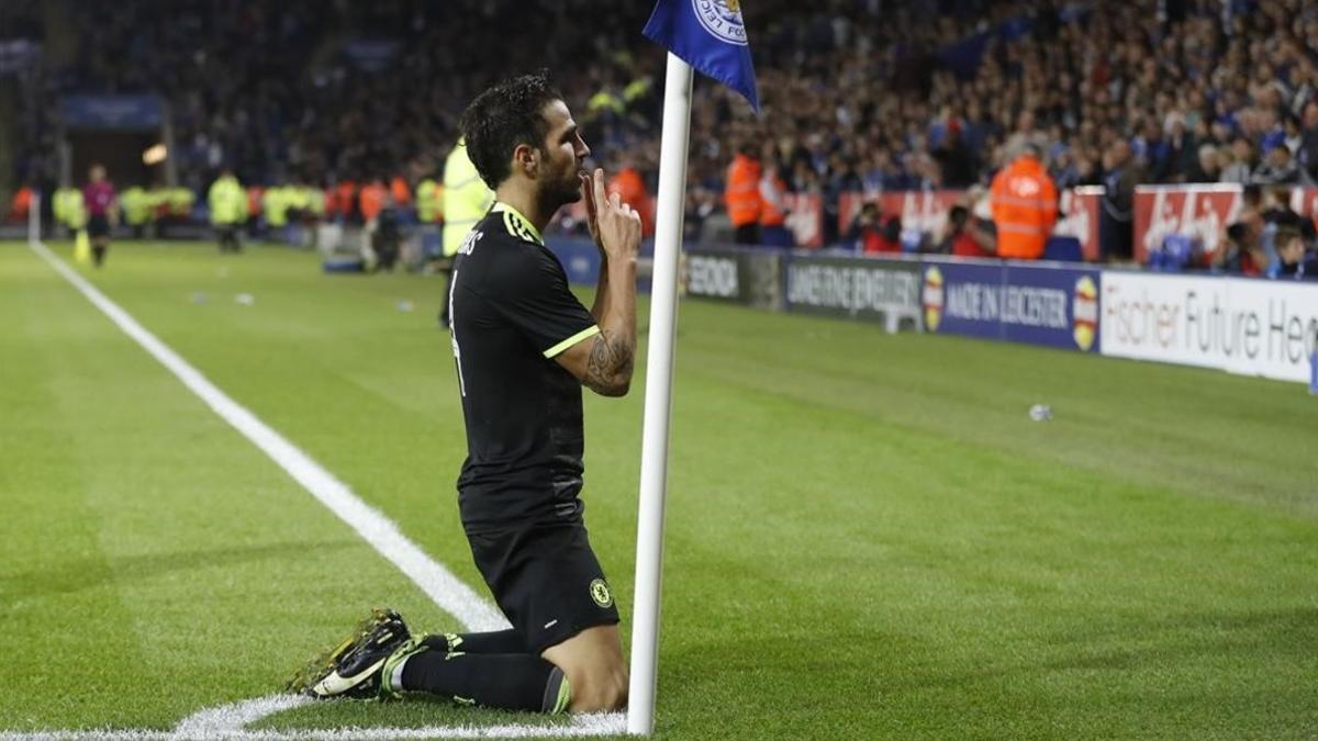 Cesc Fàbregas celebra uno de sus goles en el banderín de córner frente a los fans del Chelsea que viajaron a Leicester.