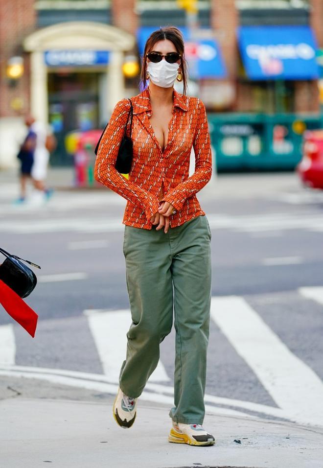 El look de Emily Ratajkowski con camisa transparente de Inamorata, pantalones anchos y zapatillas de Nike