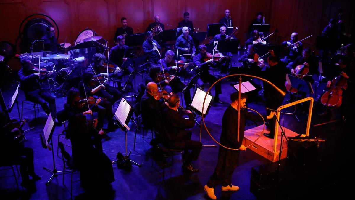 Abraham Cupeiro, en primer término tocando su cornu romano, con la Orquesta Filarmonía detrás.