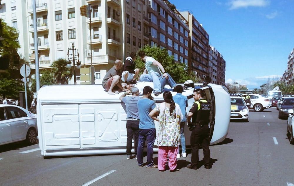 Varios vecinos rescatan a una familia atrapada en la furgoneta