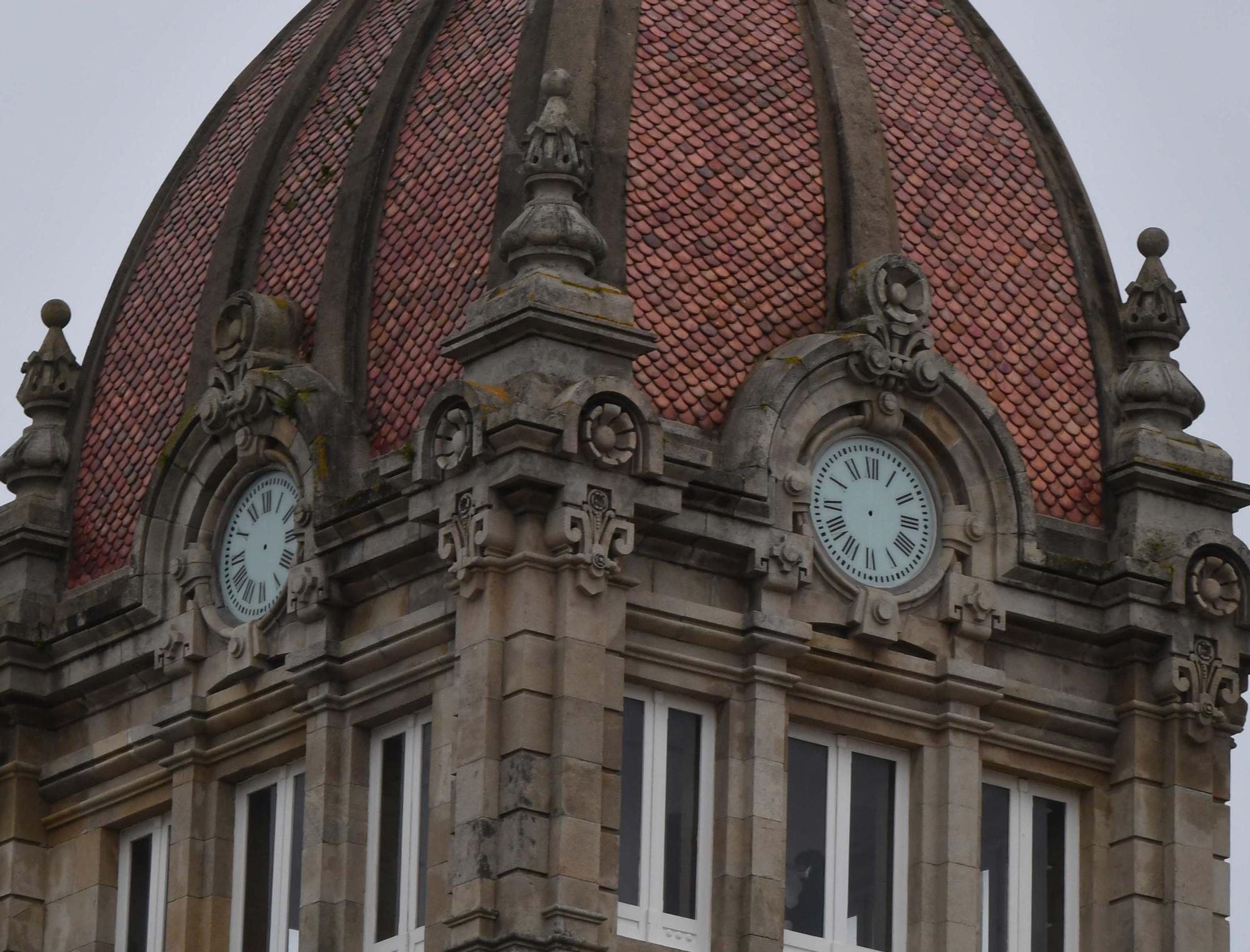 El Concello restaura el reloj de María Pita tras 20 años de su última reforma