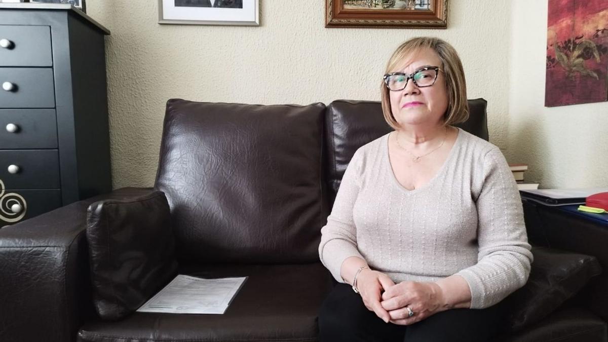 Pilar Álvarez, en su casa de Mieres, con una fotografía de su hijo Pablo a la izquierda, encima de un mueble. | D. O.