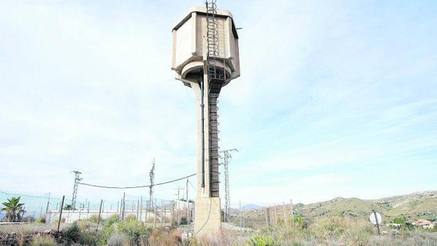 El depósito de agua elevado que está sin uso y que también va a ser demolido. | ÁXEL ÁLVAREZ