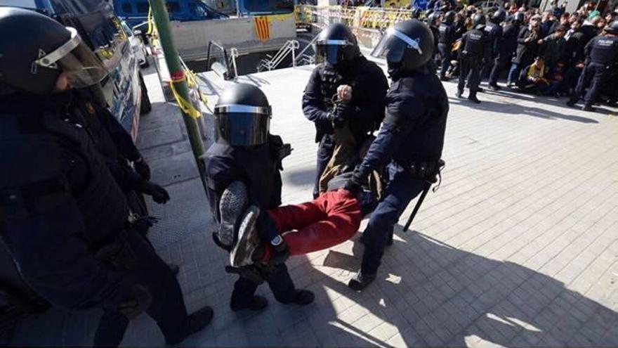 Protestes pel 155 en la inauguració d&#039;una parada de tren a Sabadell