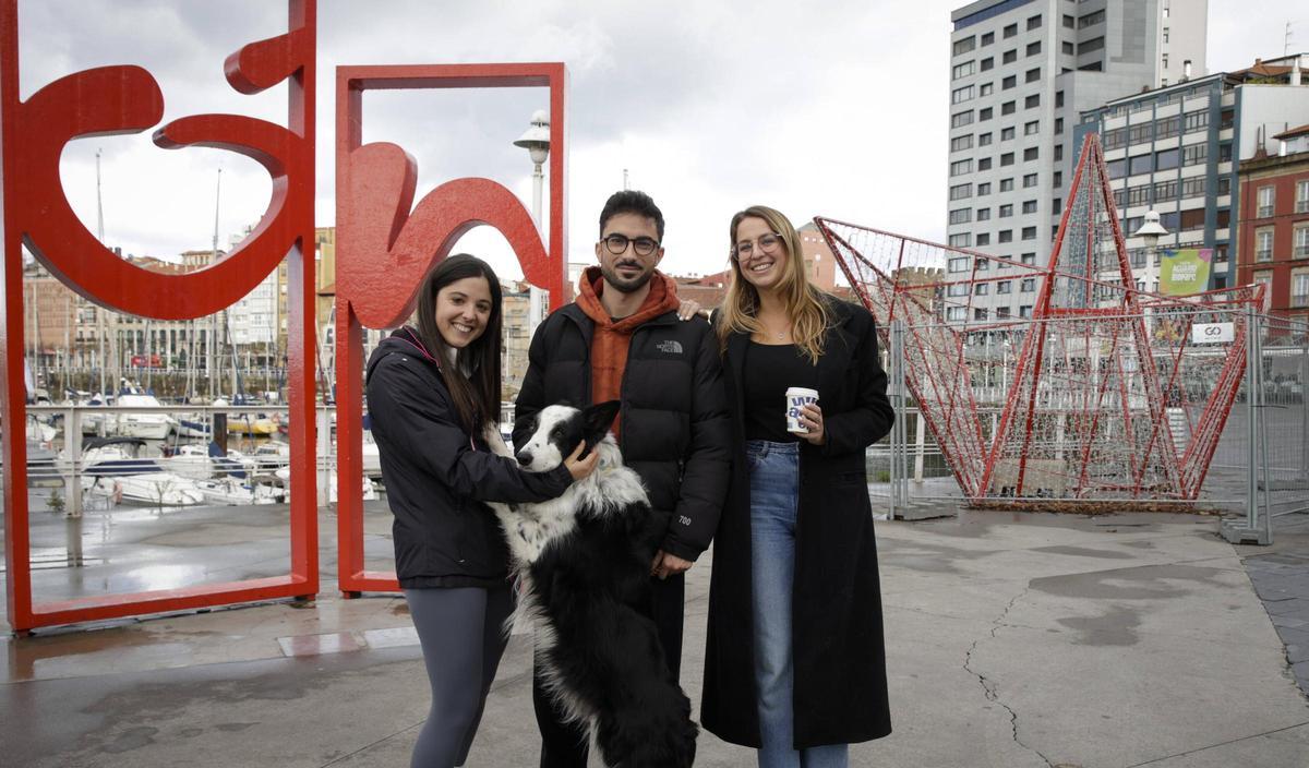 Por la izquierda, Sandra Bernardos, Iván Martino y Alba Ruiz, con el perro "Dobby", junto a las Letronas, con la figura del barco detrás.