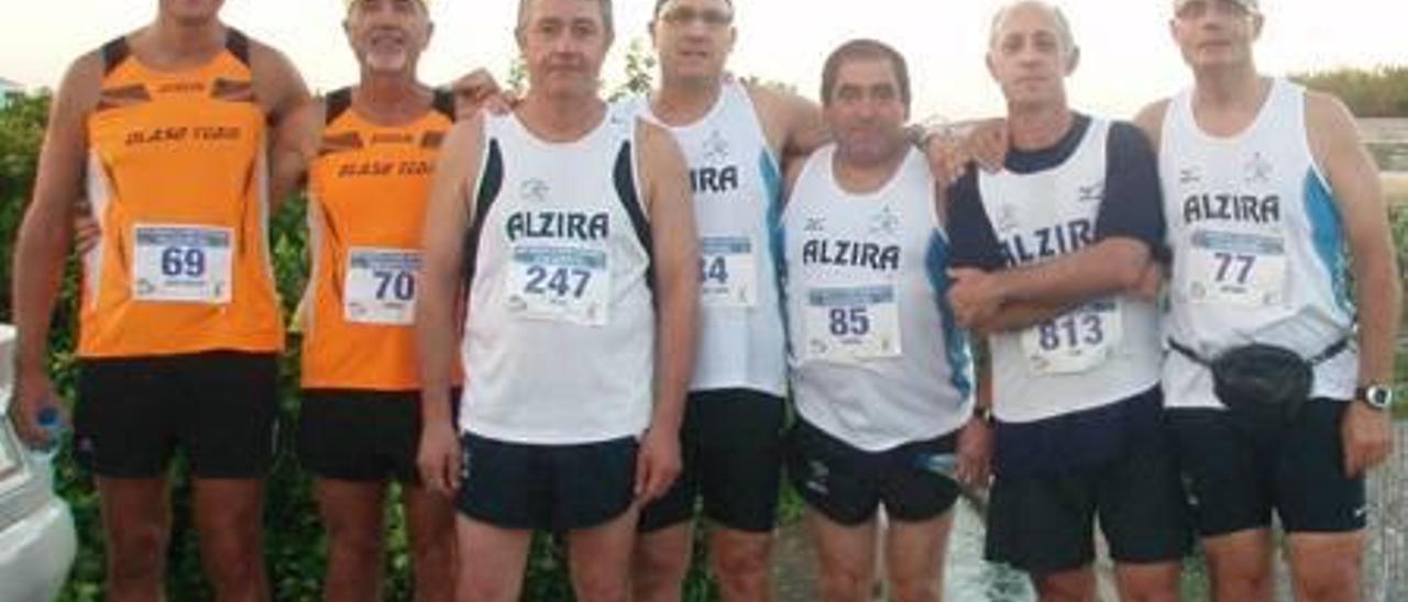 la carrera nocturna de manuel reunió a grandes atletas y a numerosos espectadores.El ganador Andrés Micó entra en meta.Miriam Gregori gana la prueba en féminas.El alcireño Rubén Crespo, del equipo Crespo Runners.Atletas del CA Alzira y del Olaso Team. f toni gordó