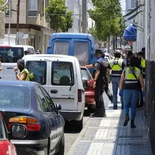 El choque entre alcaldes y sindicatos bloquea la ley de las policías locales