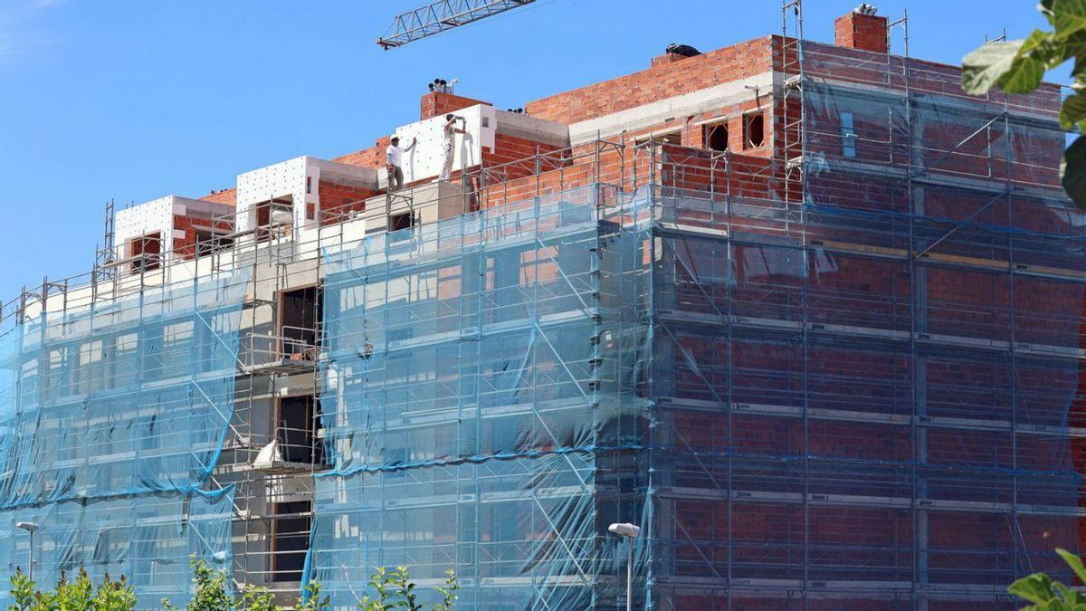 Obreros trabajan en la construcción de un bloque de viviendas en Teis (Vigo).