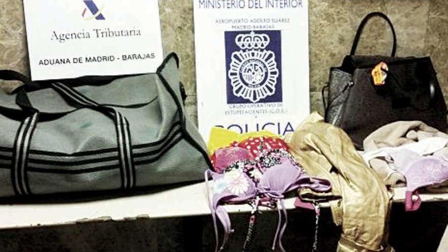 Algunas de las valijas y ropa impregnada con cocaína intervenidas en Barajas a la red.