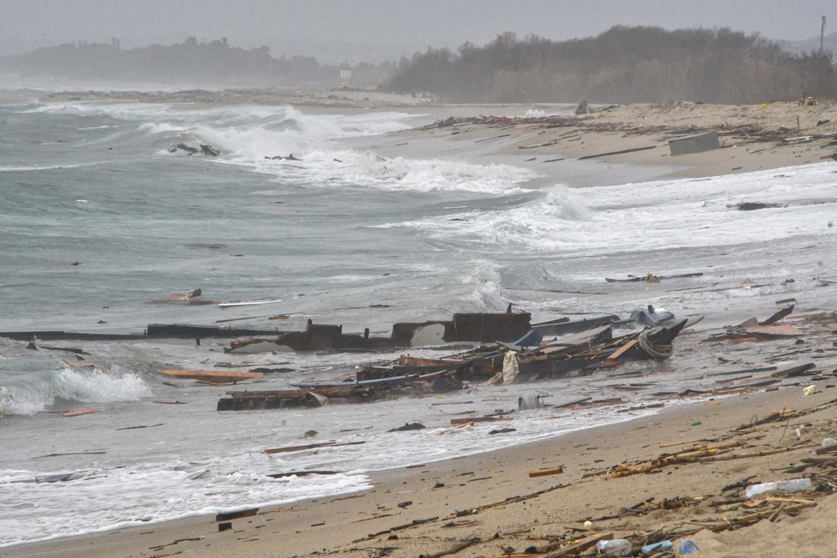 Al menos 40 personas han muerto, entre ellos varios niños, al naufragar una barca con 250 migrantes a bordo cerca de la costa de la región italiana de Calabria, en el sur del país. Decenas de cuerpos han sido encontrados en las playas de Steccato di Cutro, un balneario en la provincia de Crotone, y otros más han sido vistos en el mar.