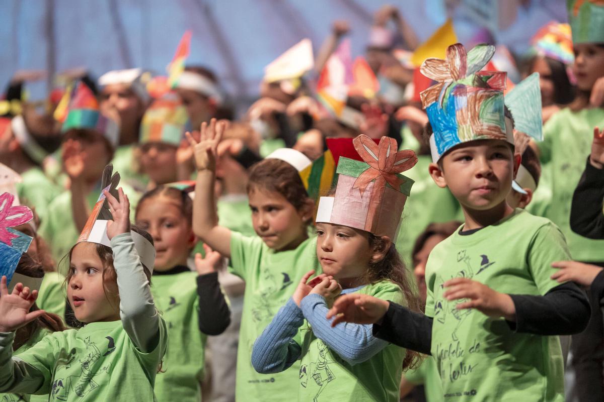 Infants canten i riuen amb les peripècies del conte “L’embolic de les festes” Infants canten i riuen amb les peripècies del conte “L’embolic de les festes”