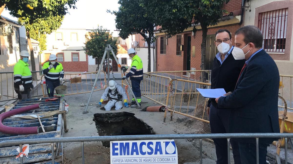 Rafael Serrano, gerente de Emacsa, visita la zona afectada.