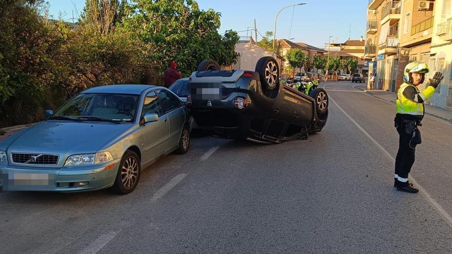 Resulta ileso al volcar el vehículo que conducía y provocar daños en otros dos coches en Murcia
