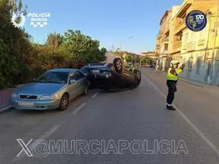 Resulta ileso al volcar el vehículo que conducía y provocar daños en otros dos coches en Murcia