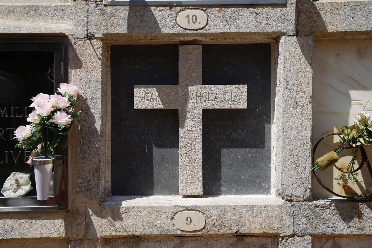 La nova creu feta amb pedra de Girona, al nínxol de Carles Rahola