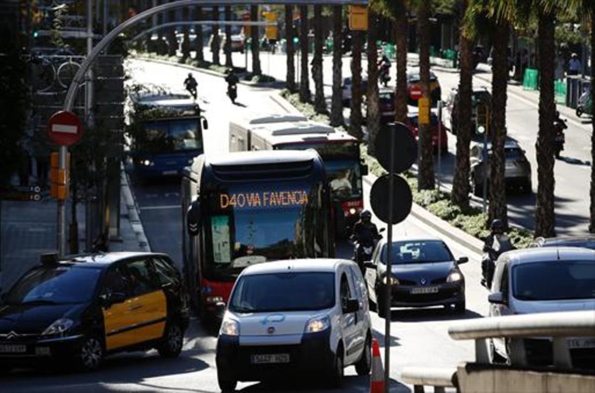 Un autobús de la nueva línea radial D-40, a su paso por la Travessera de Dalt, ayer.