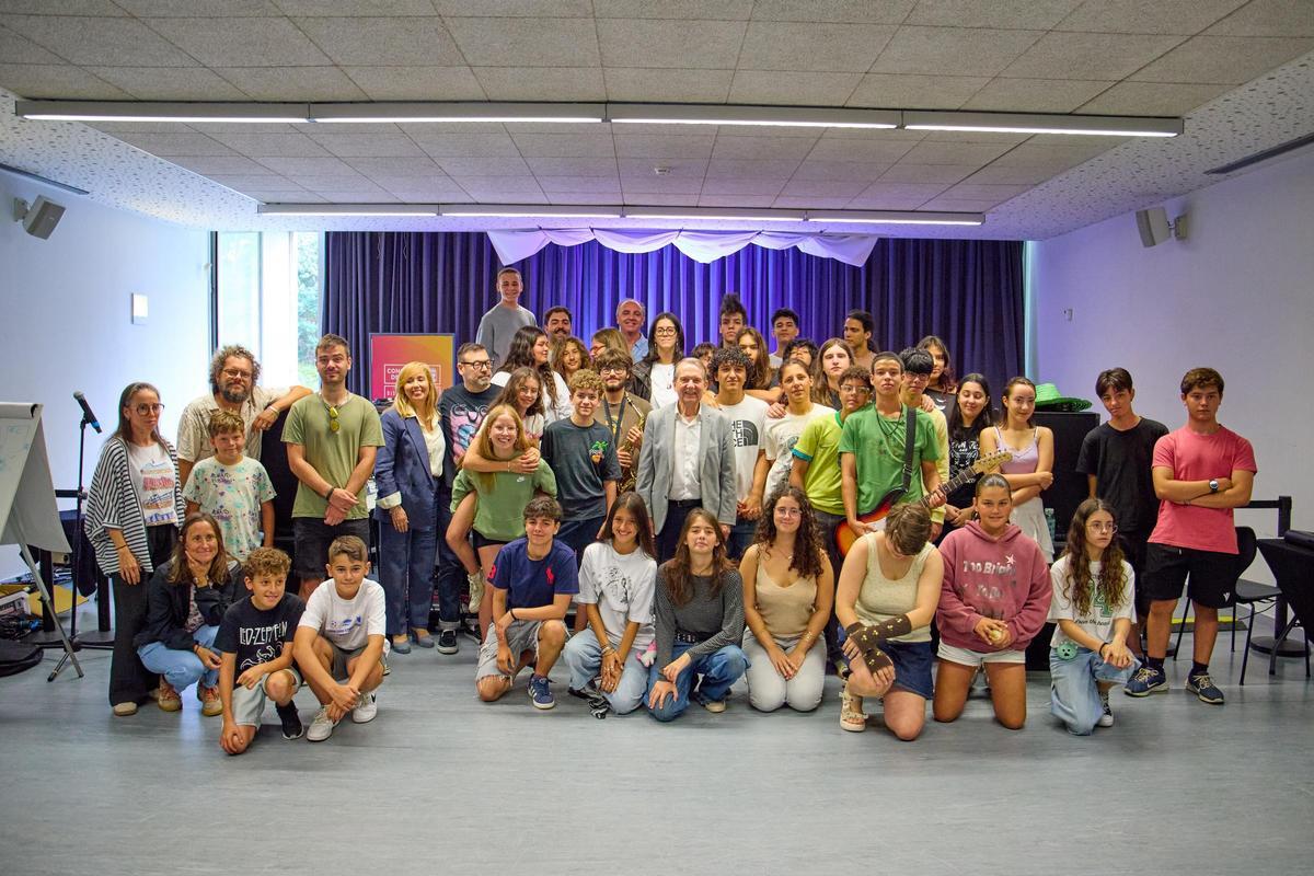 El alcalde de Vigo junto a los participantes de la segunda edición del Laboratorio de Creación Musical para la Juventud.