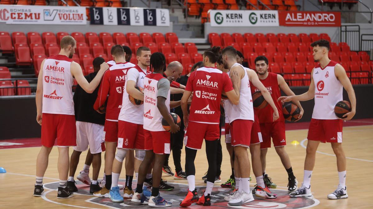 Los jugadores del Casademont hacen piña tras un entrenamiento.