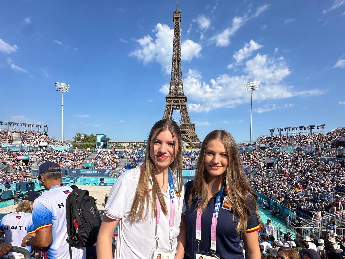 La Princesa Leonor y la Infanta Sofía apoyan a la selección de voleibol de playa en los Juegos Olímpicos a 29 de Julio de 2024 en París (Francia)