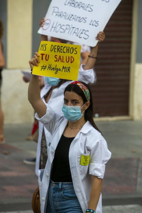 Los médicos residentes echan en cara a la consellera Barceló que Madrid ya ha llegado a un acuerdo y ha dado fin a la huelga.