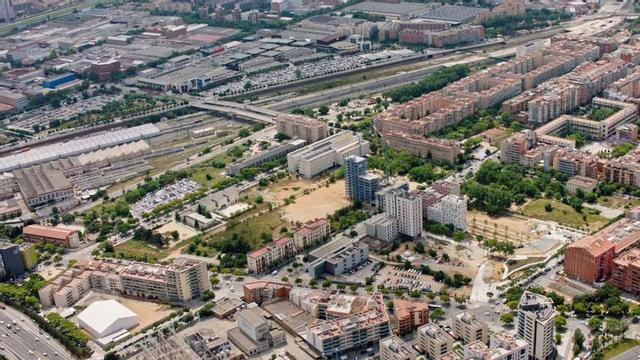 Áreas residenciales promovidas por Zona Franca en Sant Andreu, en Badalona, con equipamientos y áreas industriales.   | // CZFB