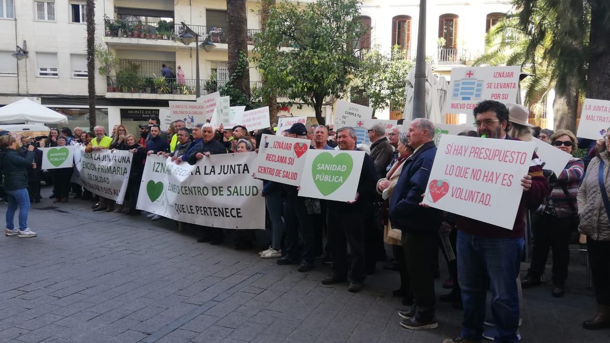 Vecinos de Iznájar, durante la concentración ante la Delegación del Gobierno de la Junta.