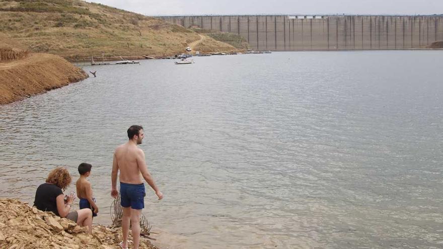 Una familia en el pantano de La Breña.