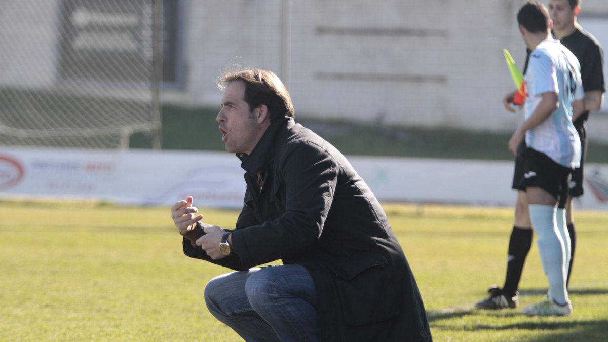 Miguel Rubio &#039;Miguelete&#039;, nuevo entrenador del Moralo, en un partido con el Coria en Cáceres.