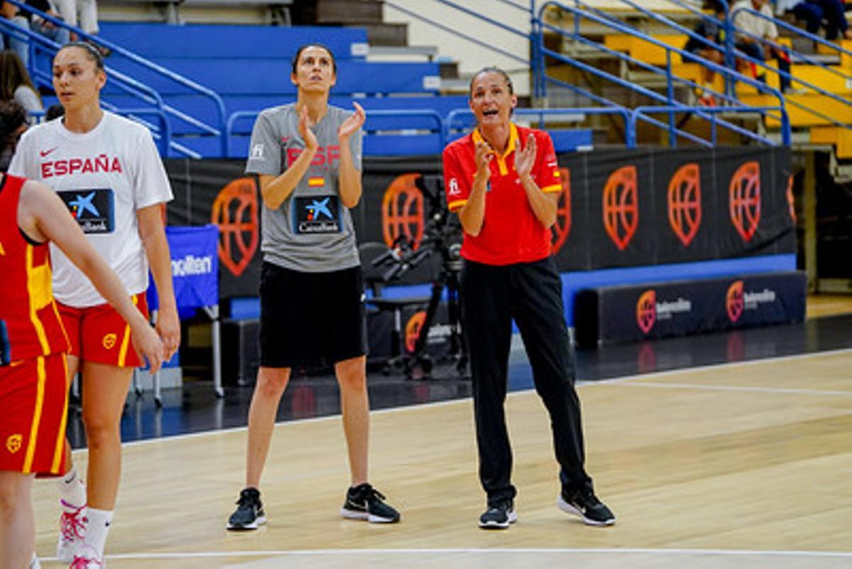 Alba Torrens, que no se vistió para jugar, y Laia Palau, nueva Team Manager del equipo nacional