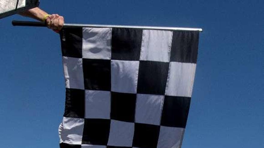 La bandera a cuadros saluda la victoria de Verstapen. // Pool