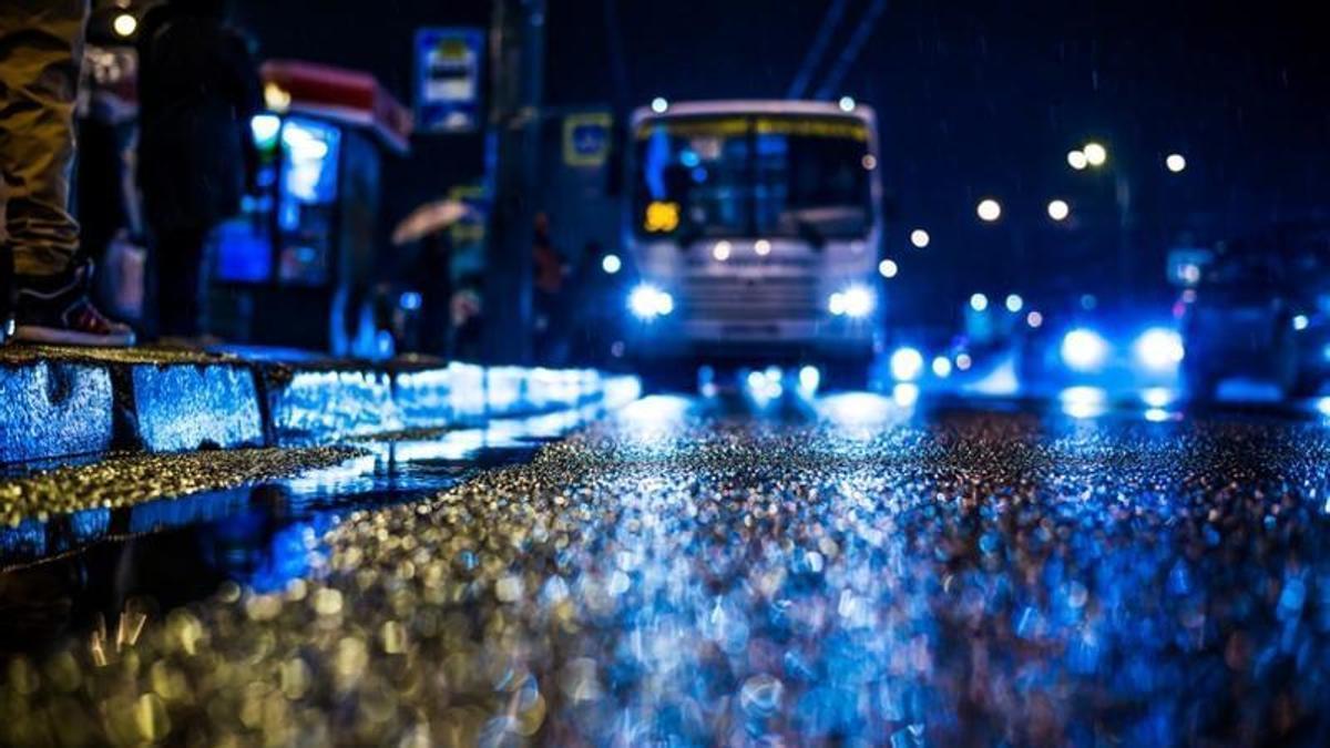 Un autobús búho circulando por Asturias.