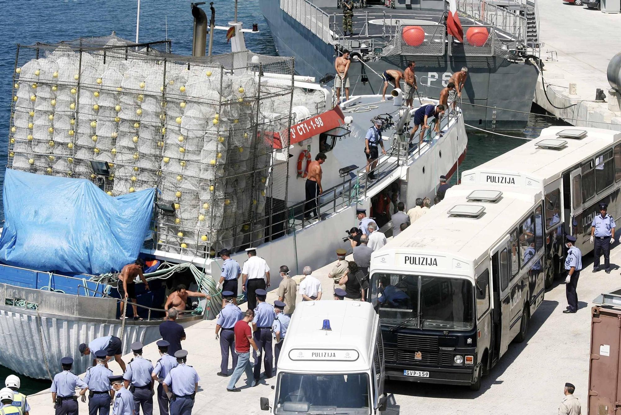 Así fue el desembarco en 2006 de los inmigrantes rescatados por la tripulación del pesquero "Francisco y Catalina" en Malta